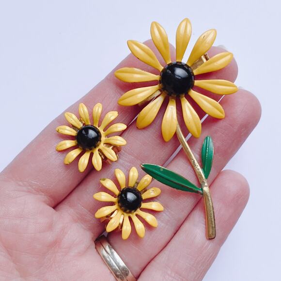 VTG Mid Century Brooch Earrings Set Enamel Daisy Yellow Clip On Earrings - Picture 2 of 11
